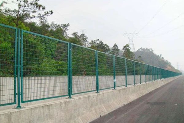 公路護(hù)欄網(wǎng)